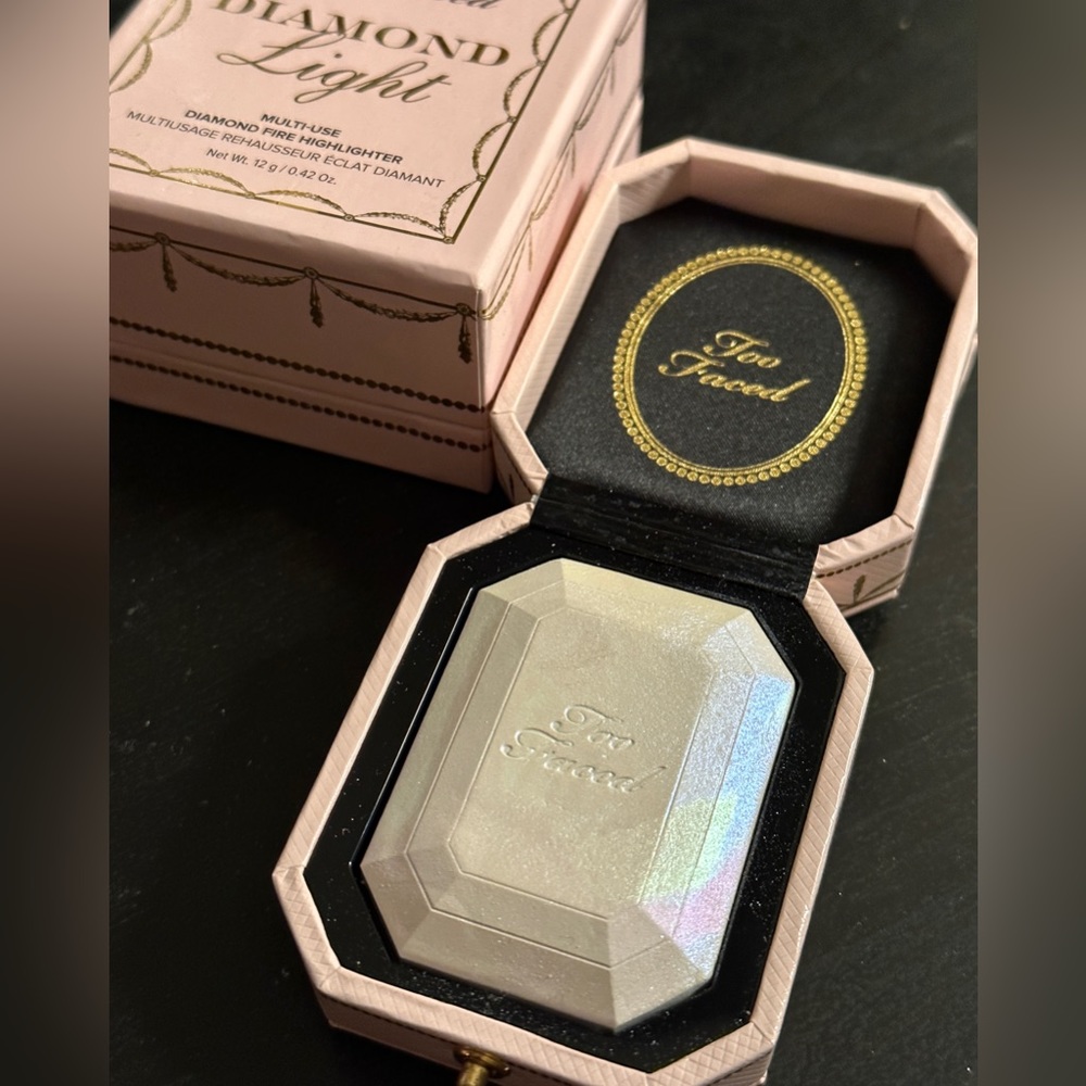 Too faced diamond light highlighter!